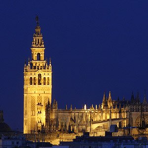 La Giralda, éjszakai díszvilágításban